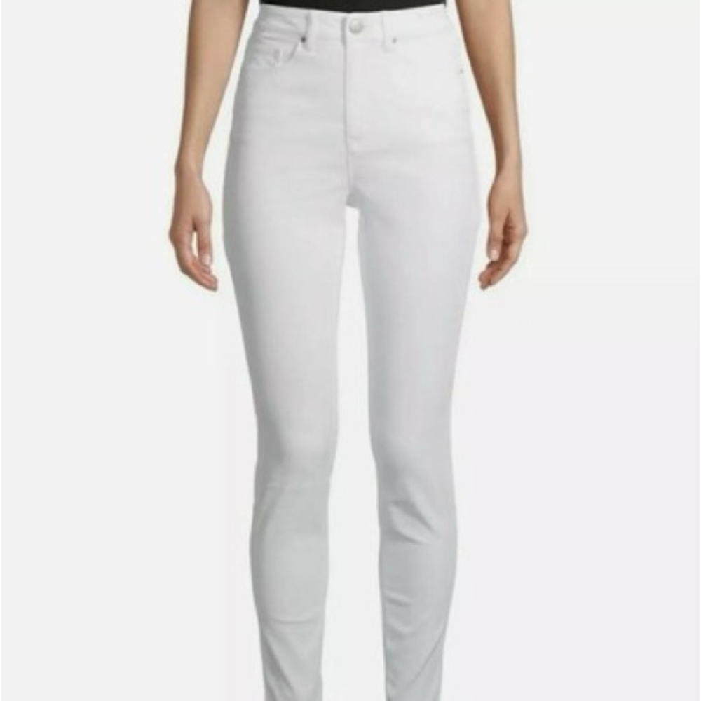 NWOT- no Boundaries Women's White Skinny Jeans. B#2.